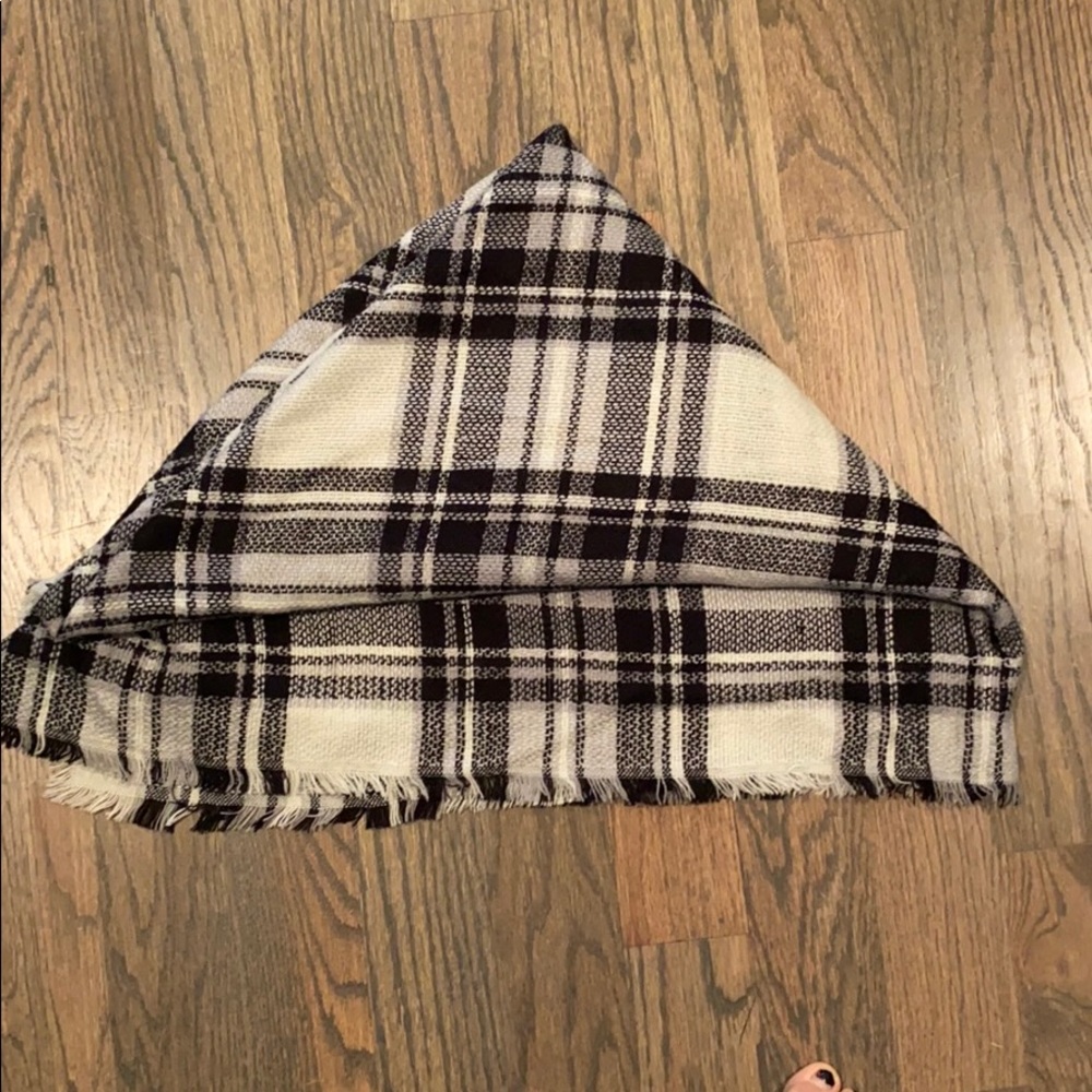 Black and white blanket scarf